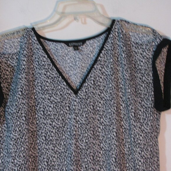 Express Blouse Medium Black & White Abstract Cold Shoulder Silky Lightweight EUC - Picture 2 of 4